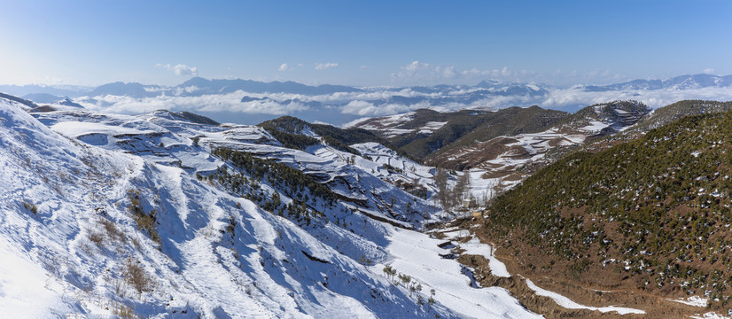 大山包蓝天白云高山沟壑民居