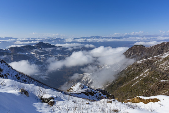 蓝天白云高山沟壑雪山自然风光