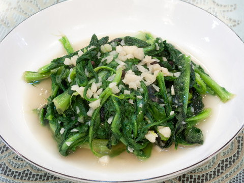 绿色素食菜品炝炒茼蒿