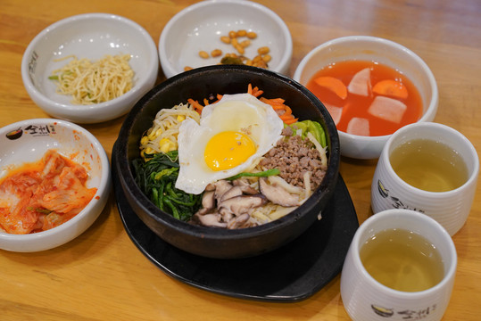 韩国料理朝鲜美食石锅拌饭