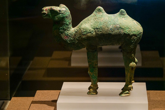 战国青铜器骆驼俑