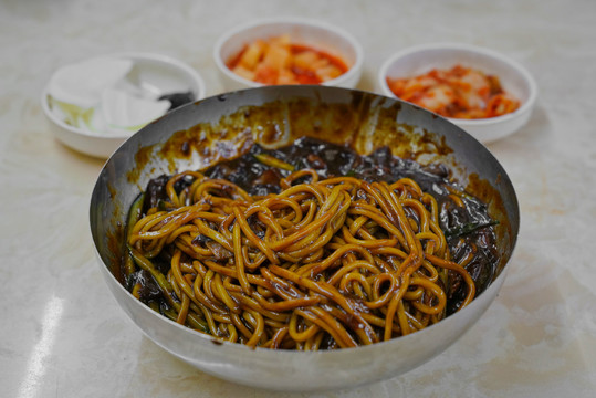 韩国料理朝鲜美食炸酱面