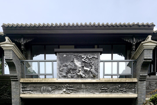 小楼阳台灰塑砖雕装饰