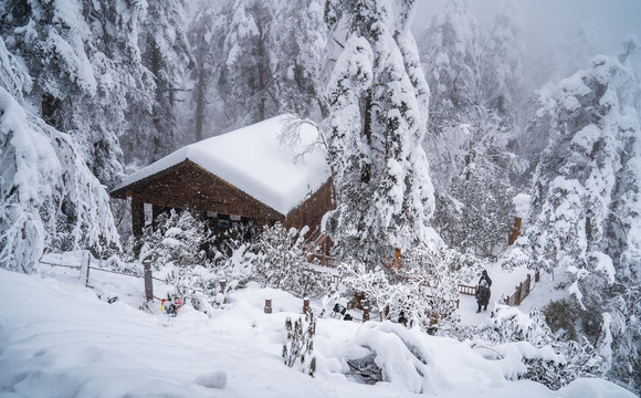 房顶上压满积雪