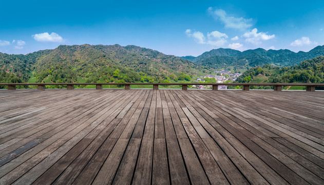 木板纹理和高山森林