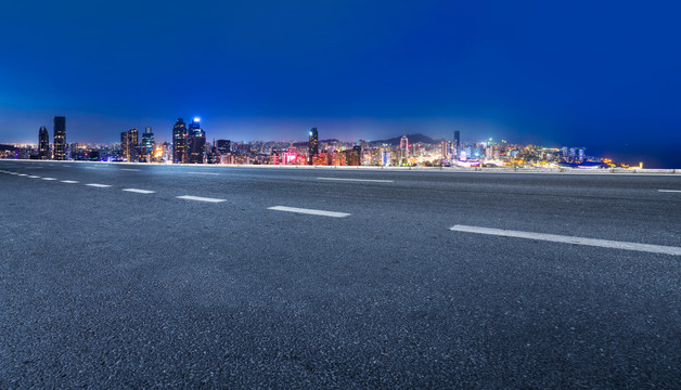 高速公路和城市景观夜景