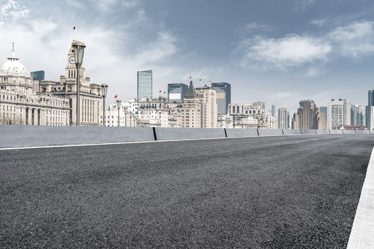 前进的道路和城市景观