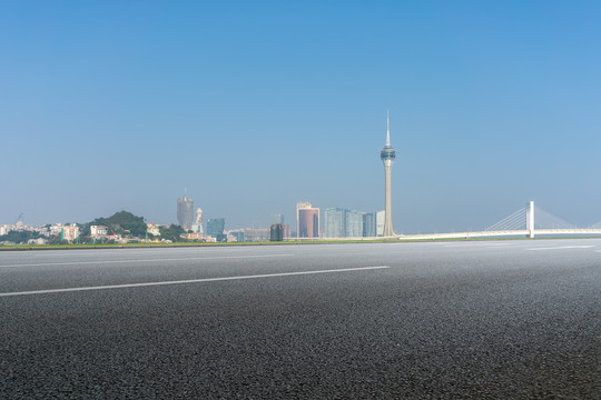 前进的道路和城市风光