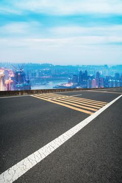 高速公路和城市夜景