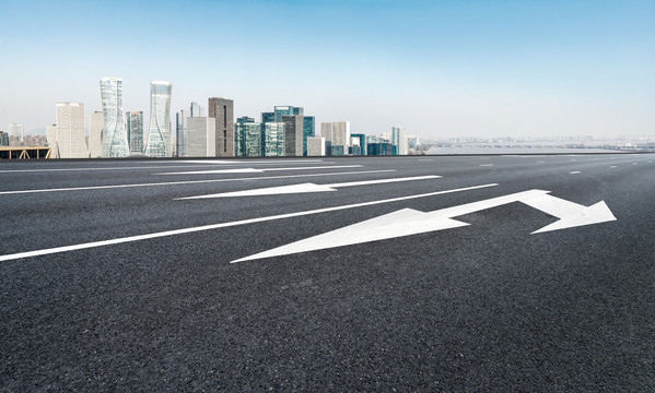 道路地面和现代建筑