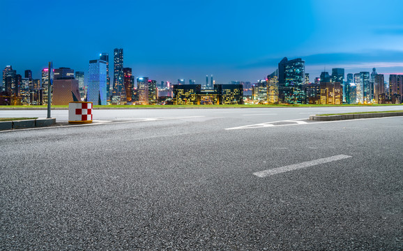 沥青地和城市夜景