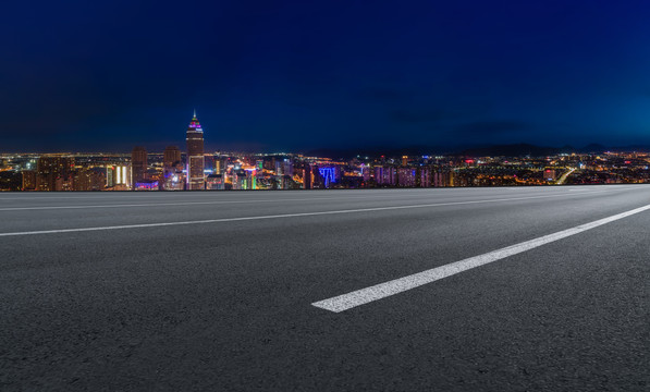 高速公路天际线和城市夜景