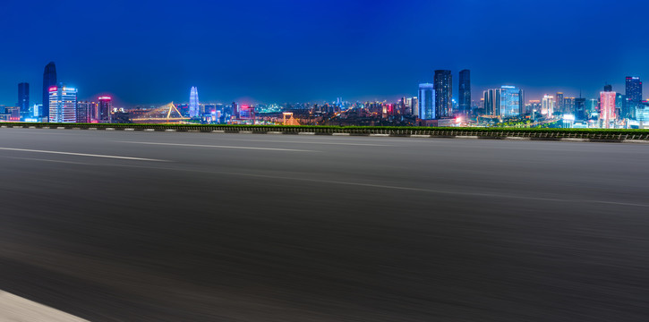 高速公路和城市夜景