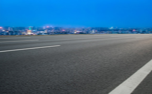 高速公路和城市夜景