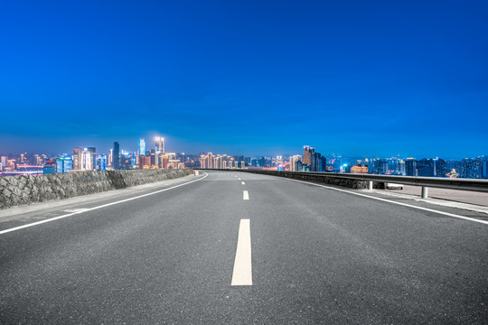 公路弯道和城市风光夜景