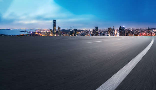 高速公路和城市夜景