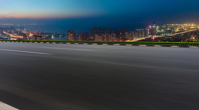 高速公路和城市夜景