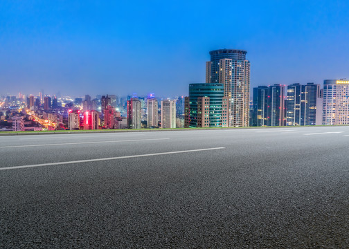 沥青公路和金融区建筑夜景