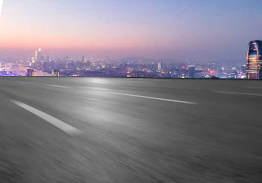 前进的道路和城市夜景