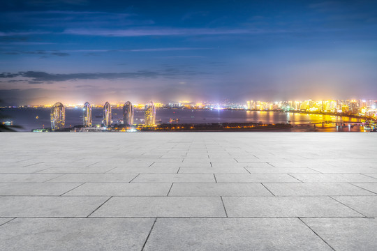 广场砖地面和城市夜景