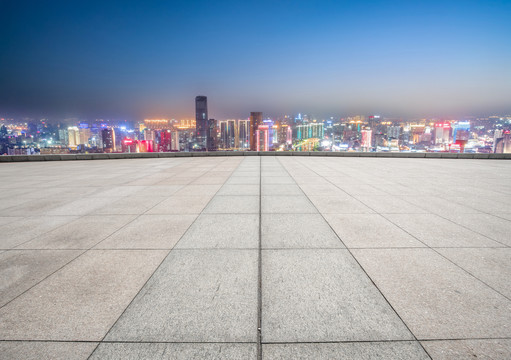 地砖观景台和城市景观夜景