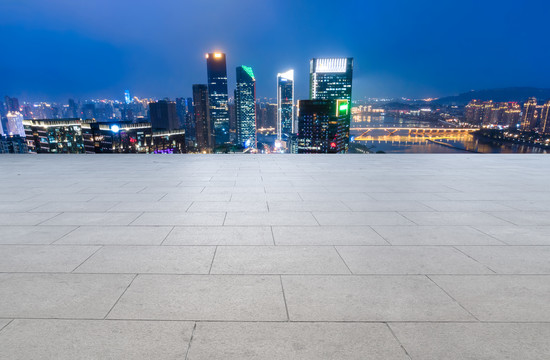 道路地面和金融区建筑夜景