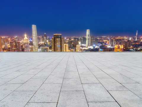 前进的道路和城市夜景