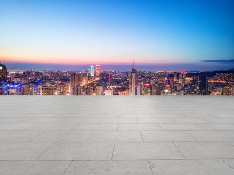 地砖观景台和城市夜景