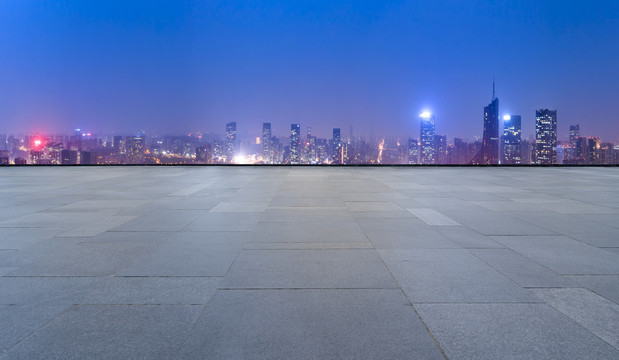 地砖地面和城市天际线夜景