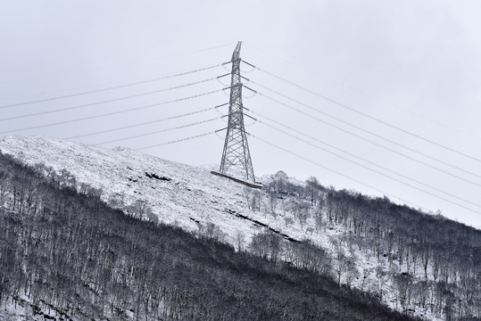 高压铁塔雪景