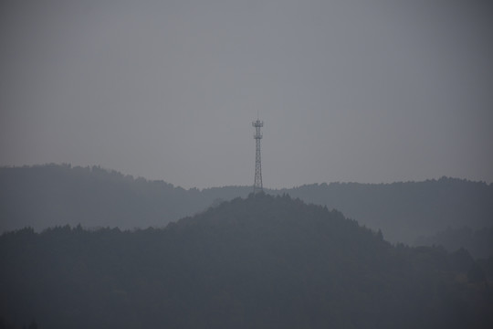 深山里的信号塔