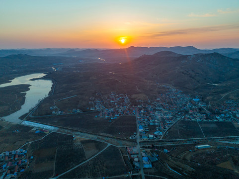 航拍沂蒙山区的山村风光