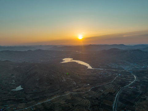 航拍沂蒙山区的山村风光