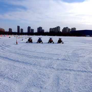 雪地摩托