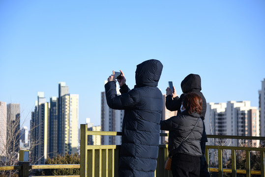 城市观景台摄影的市民