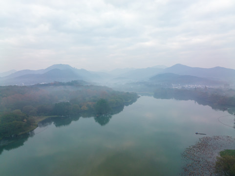 航拍晨雾中的杭州西湖烟雨江南