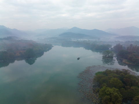 航拍晨雾中的杭州西湖烟雨江南