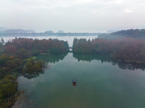 航拍晨雾中的杭州西湖烟雨江南