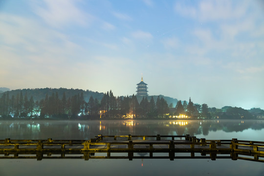 杭州西湖雷峰塔清晨晨雾