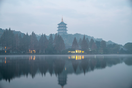 杭州西湖雷峰塔清晨晨雾