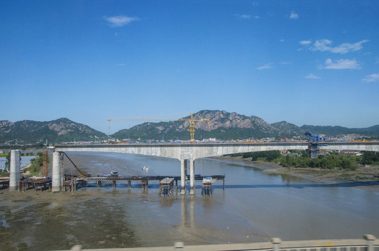 跨江大桥建设中