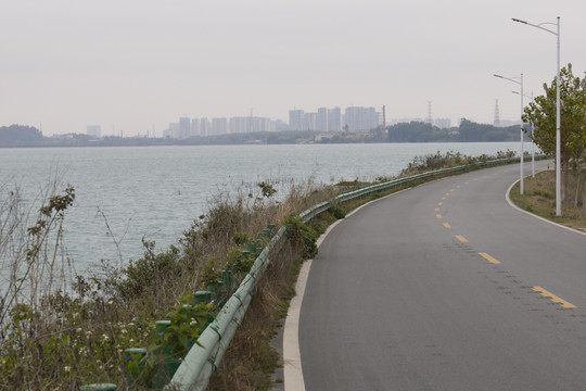 露天矿沿湖公路