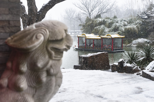 雪景石狮湖面游船