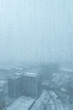 城市雨滴下雨