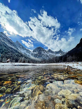 高山清澈溪水