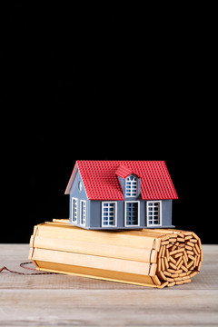 房子模型在一卷竹简上