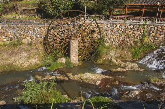 小溪水车风景