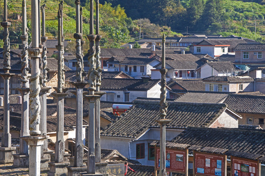 塔下村民居与石龙旗