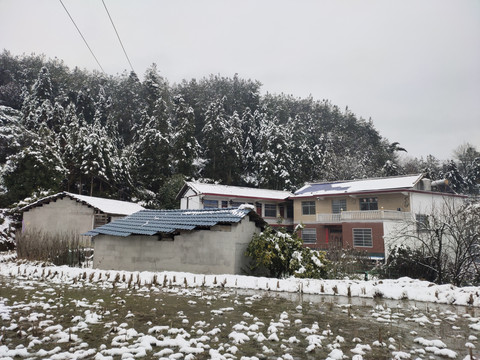 农村雪中的房子