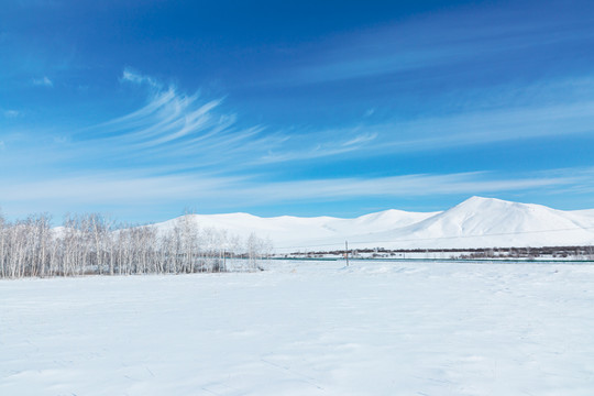 雪原雪山树林蓝天白云